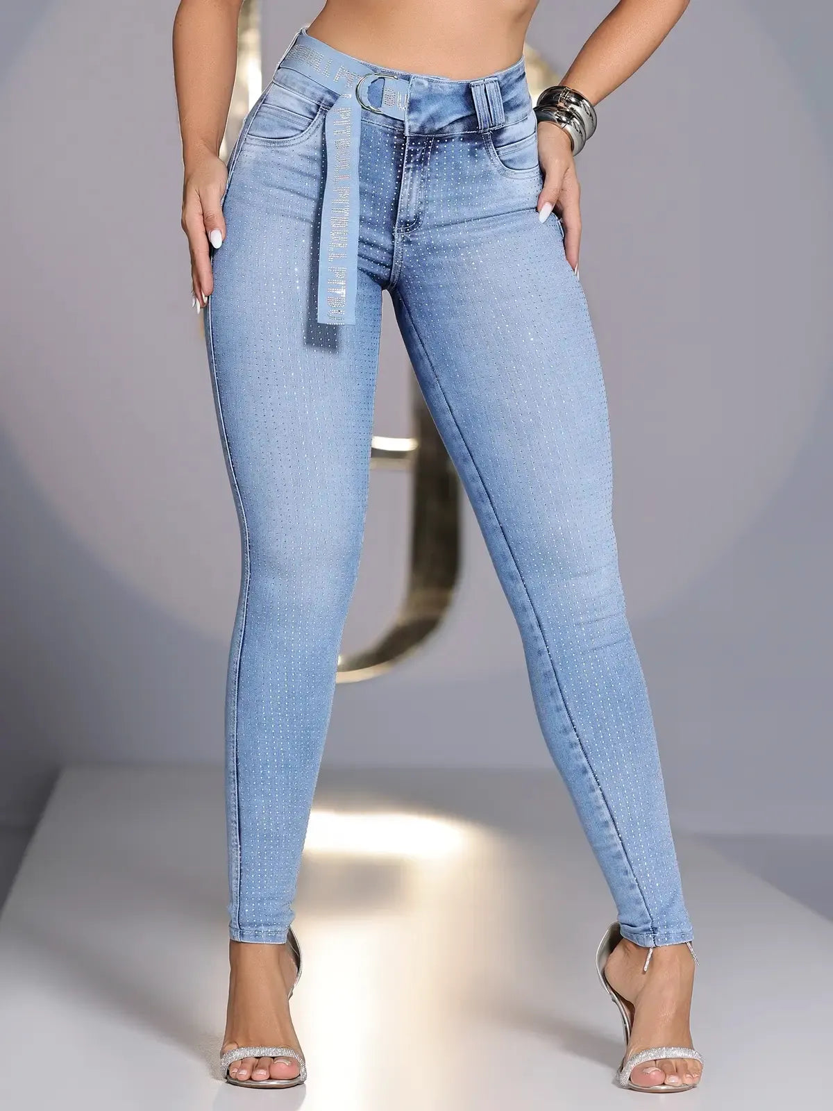 CALÇA SKINNY MODELADORA COM CINTO E APLICAÇÕES EM BRILHO